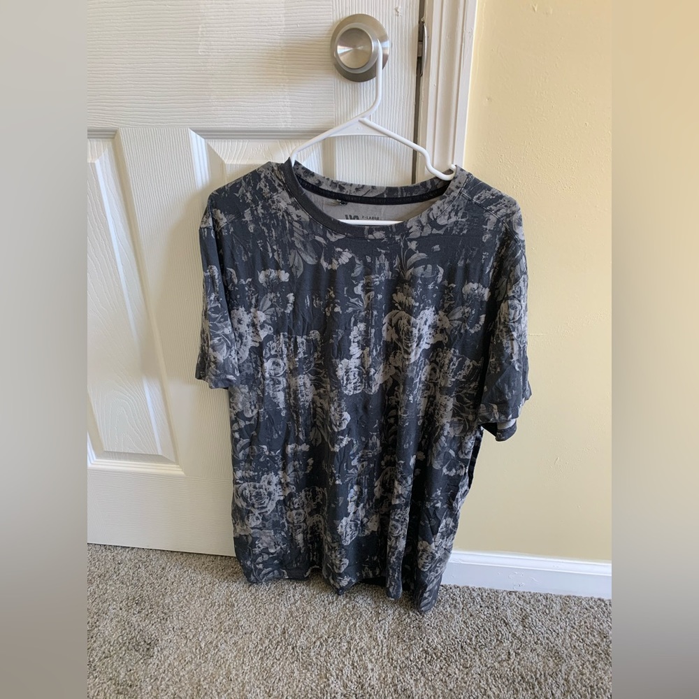 NWOT VRST Men’s XL Gray and Black Floral Print T-Shirt